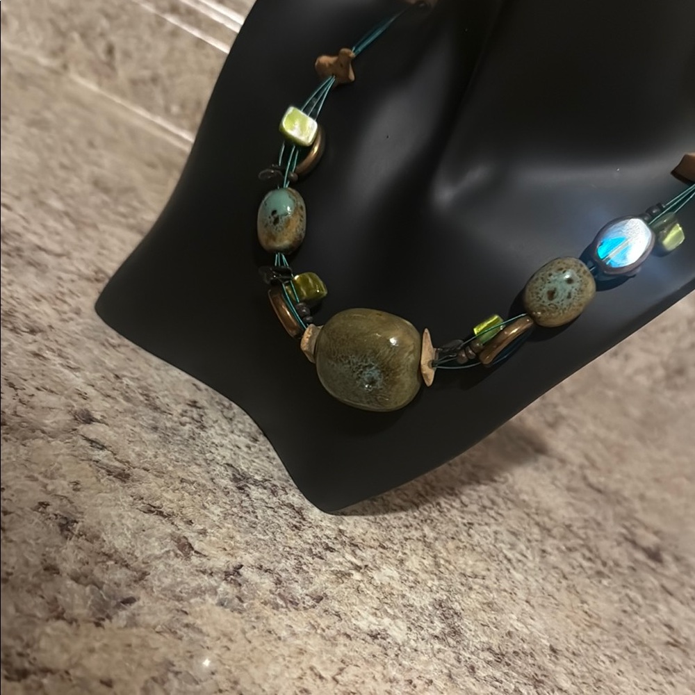 Premier jewelry ❤️•Olive 🫒 Green w/teal hues •beaded Necklace•